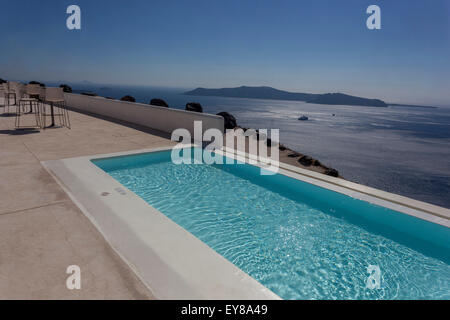 Terrazza, piscina di Santorini sulla cima di una scogliera con vista della caldera, vista dall'alto della piscina delle Isole greche dell'Isola Grecia Foto Stock