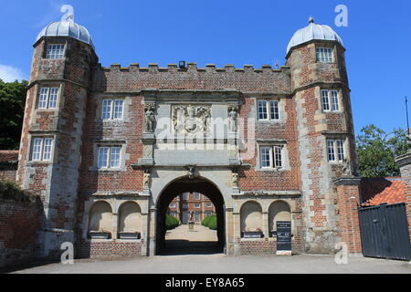 Parte anteriore del rivellino a Burton Agnese Hall, vicino a Driffield, East Riding of Yorkshire, Inghilterra, Regno Unito Foto Stock