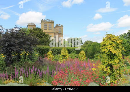 Hardwick Hall, sud elevazione, Derbyshire, Inghilterra, Regno Unito: residenza signorile elisabettiana e giardino Foto Stock