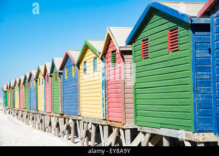 Bathhouses colorati in Muizenberg, Cape Town, Sud Africa, in piedi in una fila. Foto Stock