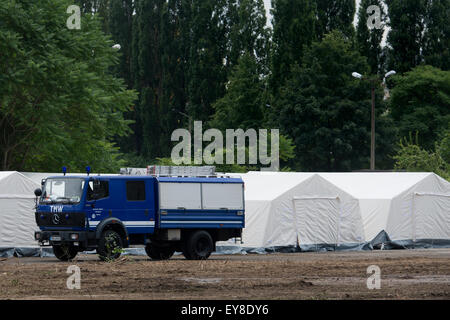 Dresden, Germania. Il 24 luglio, 2015. I membri del personale dell'Agenzia federale per il rilievo tecnico (THW) impostare le tende che serve come rifugi di emergenza per circa 1.100 rifugiati a Dresda, Germania, 24 luglio 2015. Capacità esistenti sono state esaurite secondo le autorità sassone. A fronte del crescente numero di rifugiati che arrivano in Sassonia le sistemazioni di emergenza dovrebbe prevenire il fenomeno dei senzatetto tra i richiedenti asilo. © dpa/Alamy Live News Foto Stock