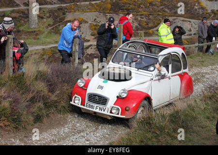 Un rosso e crema Citroen auto 2CV prende parte in una hill climb evento. Foto Stock