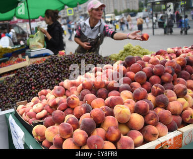 San Pietroburgo, Russia. 23 Luglio, 2015. Le pesche e le ciliegie sono visto in un mercato di strada a San Pietroburgo, Russia, 23 luglio 2015. Disegnare preliminare della Coppa del Mondo FIFA 2018 avrà luogo il 25 luglio a San Pietroburgo. Foto: Marcus Brandt/dpa/Alamy Live News Foto Stock