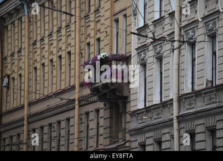 San Pietroburgo, Russia. 23 Luglio, 2015. Un balcone con fiori colorati è visto a San Pietroburgo, Russia, 23 luglio 2015. Disegnare preliminare della Coppa del Mondo FIFA 2018 avrà luogo il 25 luglio a San Pietroburgo. Foto: Marcus Brandt/dpa/Alamy Live News Foto Stock