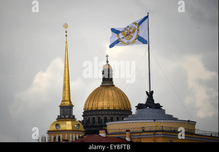 San Pietroburgo, Russia. 23 Luglio, 2015. L'Admiralty Building (anteriore) e la cupola e la Cattedrale di San Isacco sono visti a San Pietroburgo, Russia, 23 luglio 2015. Disegnare preliminare della Coppa del Mondo FIFA 2018 avrà luogo il 25 luglio a San Pietroburgo. Foto: Marcus Brandt/dpa/Alamy Live News Foto Stock