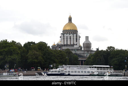 San Pietroburgo, Russia. 23 Luglio, 2015. La Cattedrale di San Isacco è visto a San Pietroburgo, Russia, 23 luglio 2015. Disegnare preliminare della Coppa del Mondo FIFA 2018 avrà luogo il 25 luglio a San Pietroburgo. Foto: Marcus Brandt/dpa/Alamy Live News Foto Stock