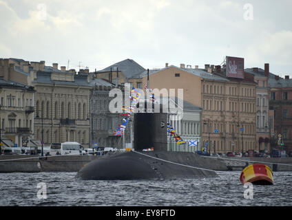 San Pietroburgo, Russia. 23 Luglio, 2015. Un sommergibile ancore in il fiume Neva a San Pietroburgo, Russia, 23 luglio 2015. Disegnare preliminare della Coppa del Mondo FIFA 2018 avrà luogo il 25 luglio a San Pietroburgo. Foto: Marcus Brandt/dpa/Alamy Live News Foto Stock