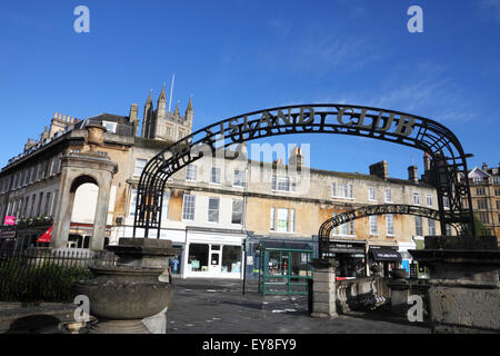 Un arco con il segno "Island Club' in bagno, UK. Foto Stock