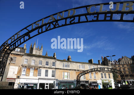 Un arco con il segno "Island Club' in bagno, UK. Foto Stock