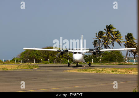 Aria SVG Twin Otter aereo taxi in Union Island Aeroporto. Foto Stock