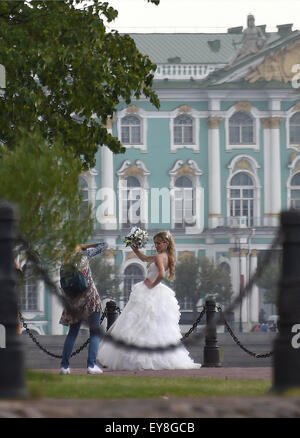 San Pietroburgo, Russia. 23 Luglio, 2015. Una sposa pone di fronte l'Hermitage di San Pietroburgo, Russia, 23 luglio 2015. Disegnare preliminare della Coppa del Mondo FIFA 2018 avrà luogo il 25 luglio a San Pietroburgo. Foto: Marcus Brandt/dpa/Alamy Live News Foto Stock