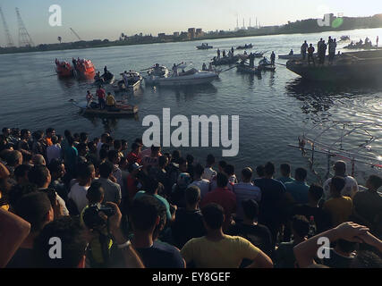 Il Cairo, Egitto. 23 Luglio, 2015. Le persone si radunano lungo le rive come una gru solleva una barca che aveva capovolto sul Fiume Nilo, durante una ricerca per le vittime, nella zona Warraq di Giza, a sud del Cairo. Almeno 15 persone sono annegate quando la piccola barca entra in collisione con una chiatta e ribaltati sul Fiume Nilo vicino al Cairo il mercoledì sera, Egitto il ministero degli Interni ha detto in una dichiarazione (credito Immagine: © Stringer/APA immagini via ZUMA filo) Foto Stock