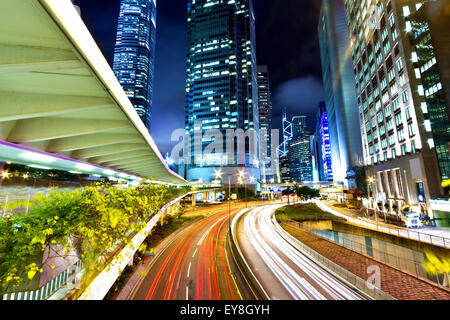 Il traffico della città di notte Foto Stock