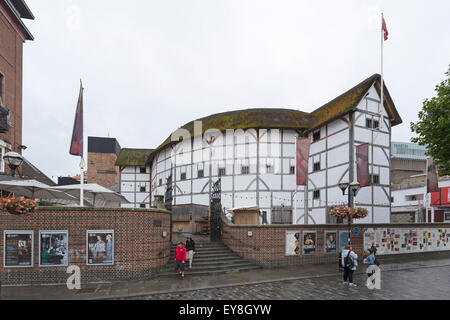 Il Globe Theatre di Shakespeare sul fiume Tamigi a New Globe Walk, Bankside, Southwark, Londra, Inghilterra, Regno Unito. Foto Stock