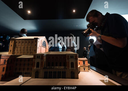 Bayreuth, Germania. Il 24 luglio, 2015. Un journalsit fotografie di un modello di Richard-Wagner-Festspielhaus presso il Museo Richard Wagner a Bayreuth, Germania, 24 luglio 2015. Il museo sarà repoen dopo ampi lavori di ristrutturazione effettuati il 26 luglio 2015. Foto: NICOLAS ARMER/DPA/Alamy Live News Foto Stock