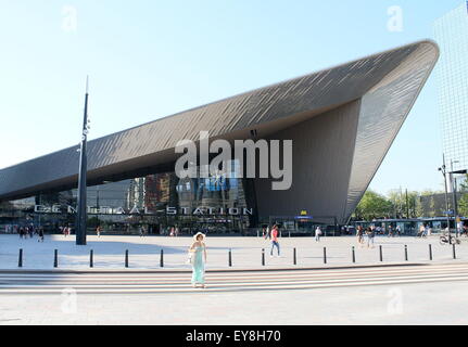 Ingresso principale e la facciata della Rotterdam Centraal stazione ferroviaria, Rotterdam, Paesi Bassi Foto Stock