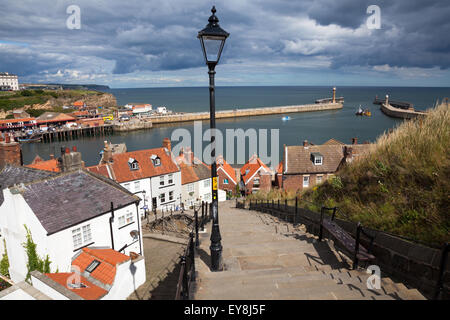 Il famoso 199 gradini che collegano il porto alla chiesa di Santa Maria e Whitby Abbey a Whitby, North Yorkshire, Inghilterra, Regno Unito Foto Stock