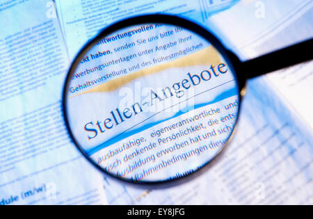 Offerte di lavoro e alla lente di ingrandimento Foto Stock