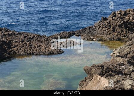Isola di Pantelleria (Sicilia, Italia), costiere piccolo lago di Ondines Foto Stock