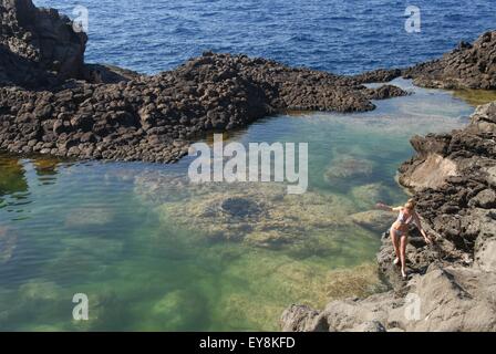 Isola di Pantelleria (Sicilia, Italia), costiere piccolo lago di Ondines Foto Stock