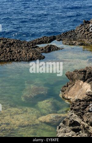 Isola di Pantelleria (Sicilia, Italia), costiere piccolo lago di Ondines Foto Stock