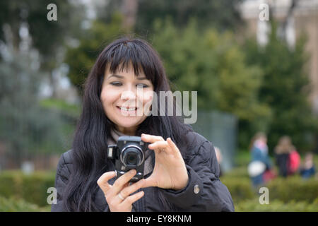 Ragazza turistica in piazza Bocca della Verità (inglese: Piazza della Bocca della Verità) è una piazza tra Via Luigi Petroselli e V Foto Stock