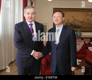 Pechino, Cina. Il 24 luglio, 2015. Cinese Consigliere di Stato Yang Jiechi (R) soddisfa con tagiko Ministro degli Esteri Sirojidin Aslov a Pechino Capitale della Cina, 24 luglio 2015. © Ding Lin/Xinhua/Alamy Live News Foto Stock