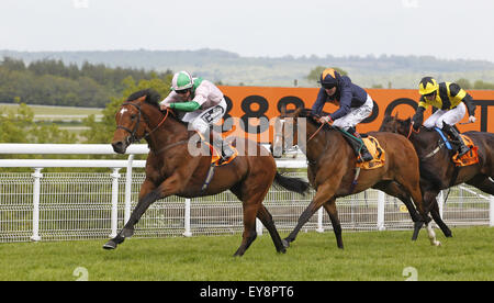 Jim Crowley cavalcare la Corsica , vincendo il 888sport Festival picchetti (elencati di gara) a Goodwood racecourse caratterizzate da: Jim Crowley dove: Goodwood, Regno Unito quando: 23 Maggio 2015 Foto Stock