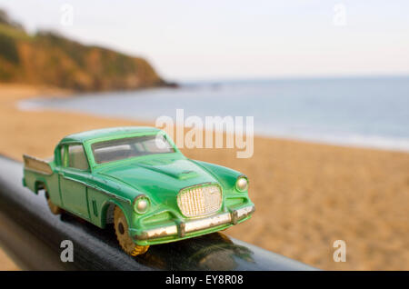 Dinky Studebaker Golden Hawk, American, trascina verso il basso la spiaggia. Foto Stock