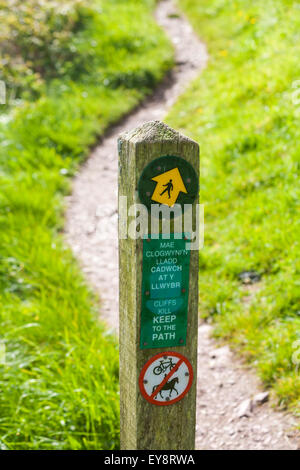 Cartello con la scritta "Footpath" a Porthclais headland vicino a St Davids al Pembrokeshire Coast National Park, Galles UK a maggio Foto Stock