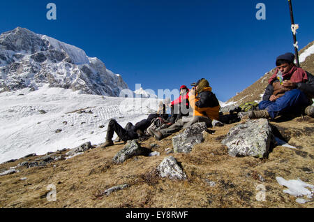 Il trekking resto sul Larke La Pass del circuito di Manaslu trek in Nepal Foto Stock