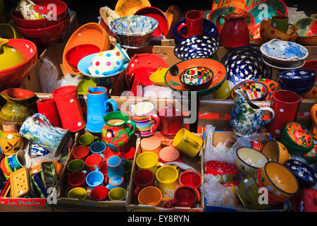 Visualizzazione delle ceramiche colorate tazze brocche e piatti su un mercato francese in stallo Foto Stock