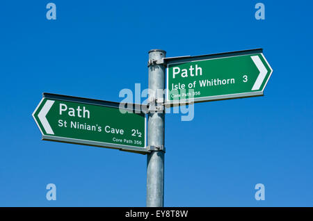 Sentiero costiero Signpost tra San Ninian's Cave e isola di Whithorn, Wigtownshire, Machars, Dumfries & Galloway, Scotland Regno Unito Foto Stock