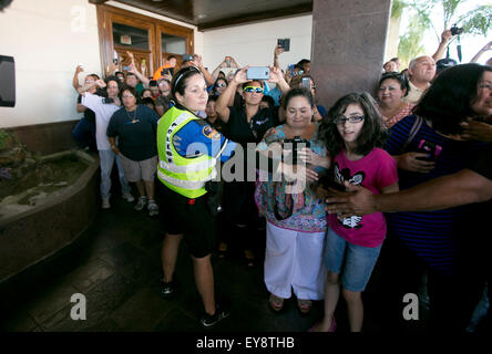 Laredo, Texas, Stati Uniti d'America. 22 Luglio, 2015. Pubblico tenuto dietro una linea da una femmina di funzionario di polizia presso il Paseo Real Hall di ingresso nella città di Laredo in Texas nel luglio 23rd, 2015 Dove siamo il candidato presidenziale Donald Trump aveva parlato ai media Foto Stock