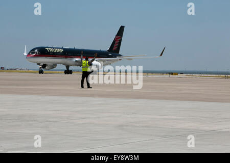 Laredo, Texas, Stati Uniti d'America. 22 Luglio, 2015. Arrivo di noi il candidato presidenziale Donald Trump nella sua personale aeromobile a Laredo, Texas aeroporto su luglio 23rd, 2015 Foto Stock