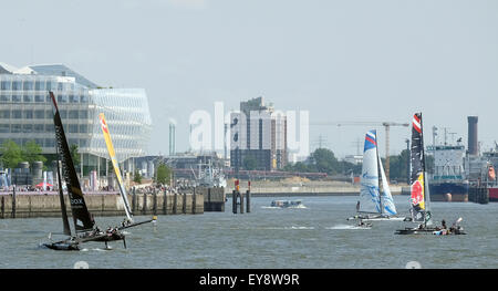 Amburgo, Germania. Il 24 luglio, 2015. Racing catamarani della vela Extreme Series (l-r) Lino Sonego Team Italia, SAP Extreme Sailing Team Danimarca, Gazprom Team Russia, Red Bull Sailing Team Austria navigando sul fiume Elba fiver ad Amburgo, Germania, 24 luglio 2015. Foto: Axel HEIMKEN/DPA/Alamy Live News Foto Stock