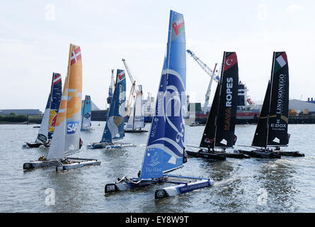 Amburgo, Germania. Il 24 luglio, 2015. Racing catamarani della vela Extreme Series (l-r) Red Bull Sailing Team Austria, SAP Extreme Sailing Team Danimarca, GAC Pindaro Gran Bretagna, Oman aria, Team Extreme Germania, Team Oman Wave Muscat, Team Turx Kaya funi Turchia, Lino Sonego Team Italia, navigando sul fiume Elba fiver ad Amburgo, Germania, 24 luglio 2015. Foto: Axel HEIMKEN/DPA/Alamy Live News Foto Stock