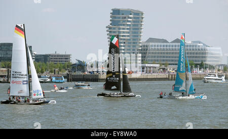 Amburgo, Germania. Il 24 luglio, 2015. Racing catamarani in Extreme serie Vela (l-r) Team Extreme Germania, Lino Sonego del Team Italia, Oman Air Team vela sul fiume Elba fiver ad Amburgo, Germania, 24 luglio 2015. Foto: Axel HEIMKEN/DPA/Alamy Live News Foto Stock