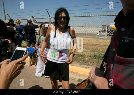 Laredo, Texas, Stati Uniti d'America. 22 Luglio, 2015. Elli Salazar di San Antonio, Texas indossa un dipinte a mano e t-shirt con le parole "Trump culero' a Laredo, Texas aeroporto dove il Sig. Trump's aeromobili privati è stata lasciare la città dopo una breve visita a luglio 23rd, 2015. Credito: Bob Daemmrich/Alamy Live News Foto Stock