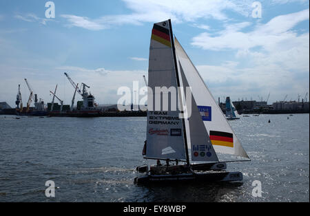 Amburgo, Germania. Il 24 luglio, 2015. Un team Extreme Germania racing catamarano in Extreme serie vela vela sul fiume Elba fiver ad Amburgo, Germania, 24 luglio 2015. Foto: Axel HEIMKEN/DPA/Alamy Live News Foto Stock