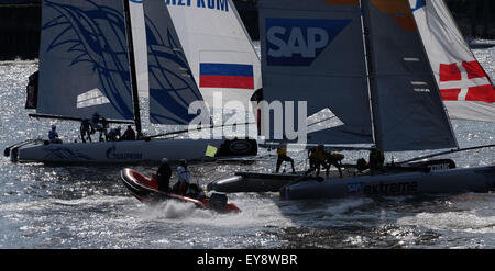 Amburgo, Germania. Il 24 luglio, 2015. Racing catamarani in Extreme serie Vela da Team Gazprom Russia (l) e Team SAP Danimarca navigando sul fiume Elba fiver ad Amburgo, Germania, 24 luglio 2015. Foto: Axel HEIMKEN/DPA/Alamy Live News Foto Stock