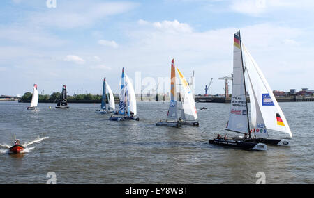 Amburgo, Germania. Il 24 luglio, 2015. Racing catamarani della vela estrema serie, (anteriore destro - Team Extreme Germania, seguita dal Team di SAP e il Team Oman), vela sull'Elba fiver ad Amburgo, Germania, 24 luglio 2015. Foto: Axel HEIMKEN/DPA/Alamy Live News Foto Stock