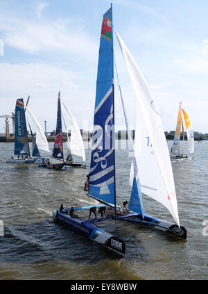 Amburgo, Germania. Il 24 luglio, 2015. Racing catamarani in Extreme serie Vela (FRONT CENTER - Team Oman Wave Muscat) navigando sul fiume Elba fiver ad Amburgo, Germania, 24 luglio 2015. Foto: Axel HEIMKEN/DPA/Alamy Live News Foto Stock