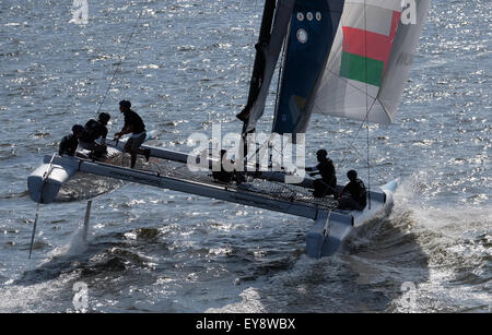 Amburgo, Germania. Il 24 luglio, 2015. Un Team Oman Air racing catamarano in Extreme serie vela vela sul fiume Elba fiver ad Amburgo, Germania, 24 luglio 2015. Foto: Axel HEIMKEN/DPA/Alamy Live News Foto Stock