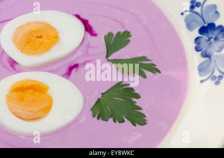 Fredda zuppa di barbabietole con uova Foto Stock