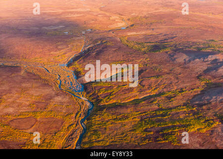 Vista aerea di un fiume e le montagne Kigluaik, Nord di nome, Seward Peninsula; Alaska, Stati Uniti d'America Foto Stock