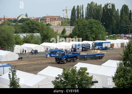 Dresden, Germania. Il 24 luglio, 2015. Tende usato come alloggio temporaneo per i rifugiati istituito con la Croce Rossa tedesca e l'Agenzia federale per il rilievo tecnico (THW) a Dresda, Germania, 24 luglio 2015. Le autorità in Sassonia desidera casa 800 profughi qui, la maggior parte di essi dalla Siria. Foto: ARNO BURGI/DPA/Alamy Live News Foto Stock