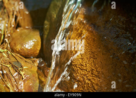 Fonte naturale di minerale acqua curativa della Russia. spruzzi d'acqua Foto Stock