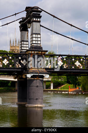 Il Ponte del traghetto a Burton on Trent Staffordshire REGNO UNITO Inghilterra dato alla città nel 1889 da Michael Arthur Bass Foto Stock