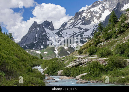 Gli escursionisti a piedi verso le piramidi di calcare in Val Veny nelle Alpi italiane, Italia Foto Stock